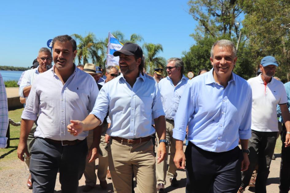 Presidente Lacalle Pou e Intendente Silvera caminan en rambla de La Charqueada