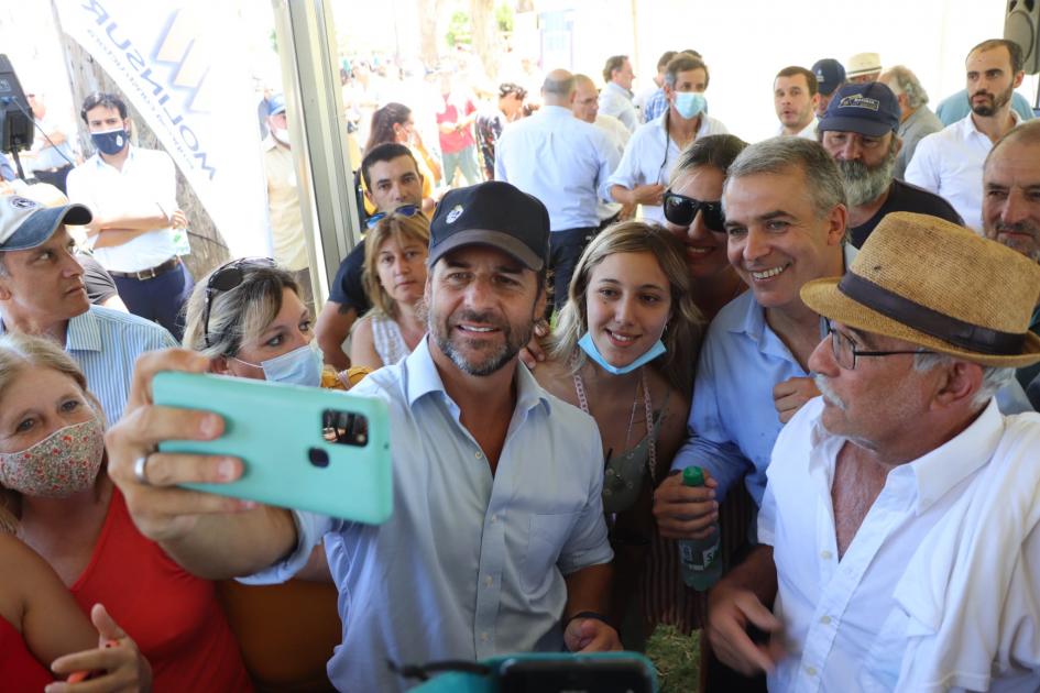 Presidente Lacalle Pou se toma una selfie con vecinos de La Charqueada