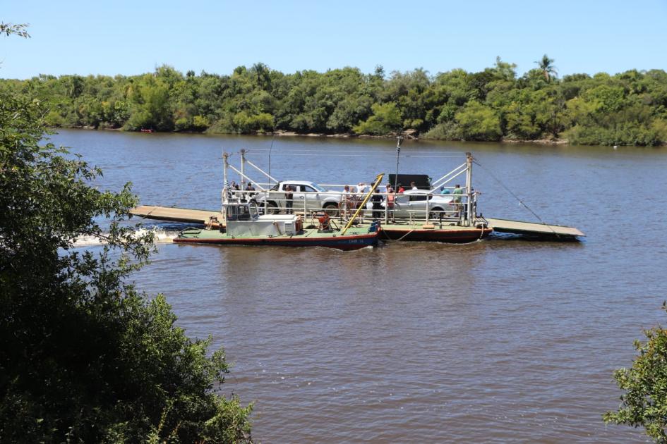 Comenzaron las obras del puente La Charqueada - Cebollatí. Fuente: Intendencia de Treinta y Tres Balsa sobre río Cebollatí