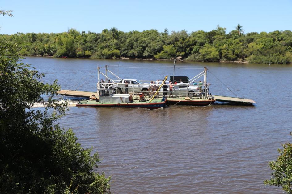 Balsa sobre río Cebollatí