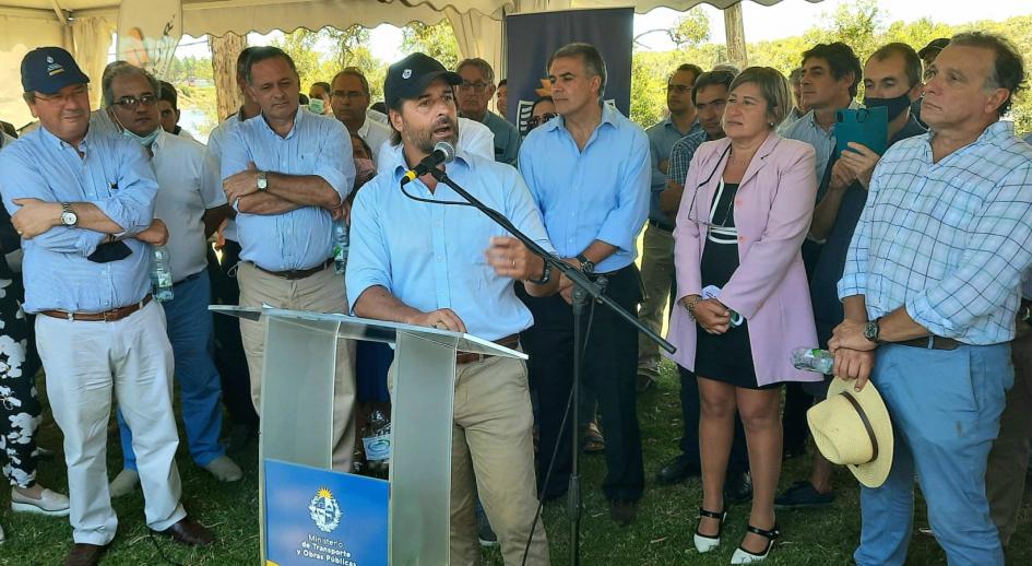 Comenzaron las obras del puente La Charqueada - Cebollatí. Presidente Lacalle Pou brinda su discurso