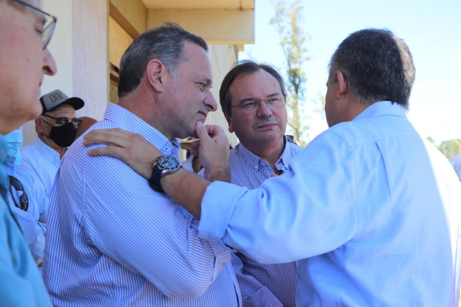 Comenzaron las obras del puente La Charqueada - Cebollatí. Fuente: Intendencia de Treinta y Tres Ministro Falero, Secretario de Presidencia e intendente de Treinta y Tres dialogan