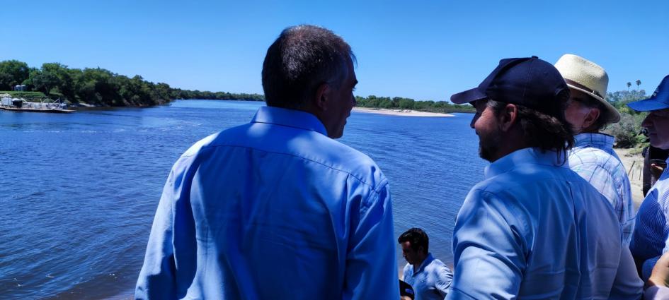 Comenzaron las obras del puente La Charqueada - Cebollatí. Presidente Lacalle Pou observa el río Cebollatí