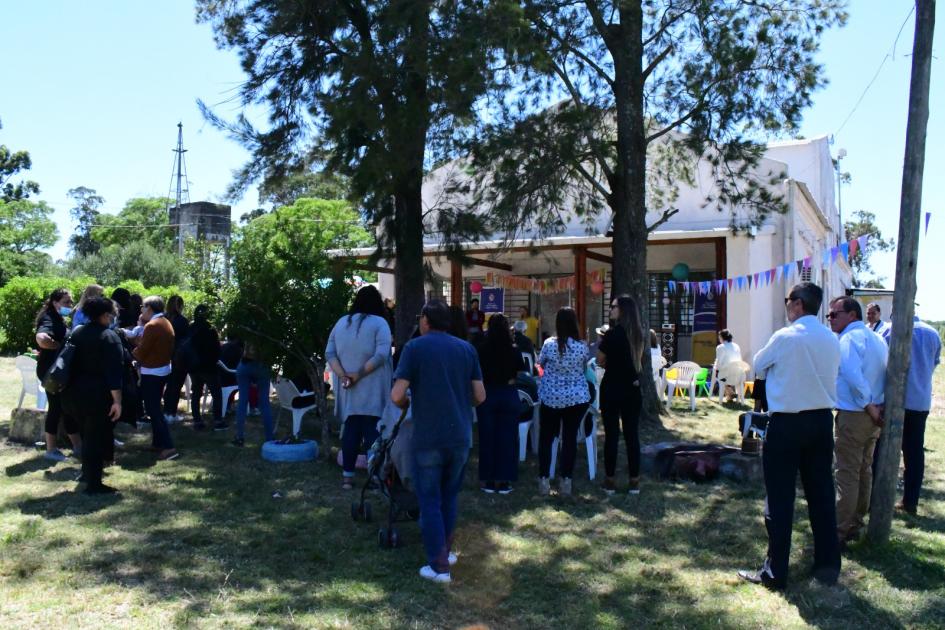 Publico presente en inauguración de obras en CAIF Los Periquitos