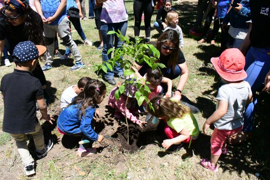 Niños plantan un árbol en Caif Los Periquitos