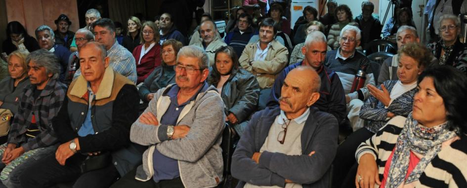 Ministro Rossi con vecinos de Colonia Nicolich Ministro Rossi con vecinos de Colonia Nicolich
