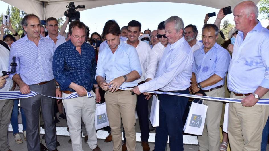Quedaron inauguradas las obras de acceso al puerto de Nueva Palmira Presidente Lacalle Pou corta la cinta de inauguración