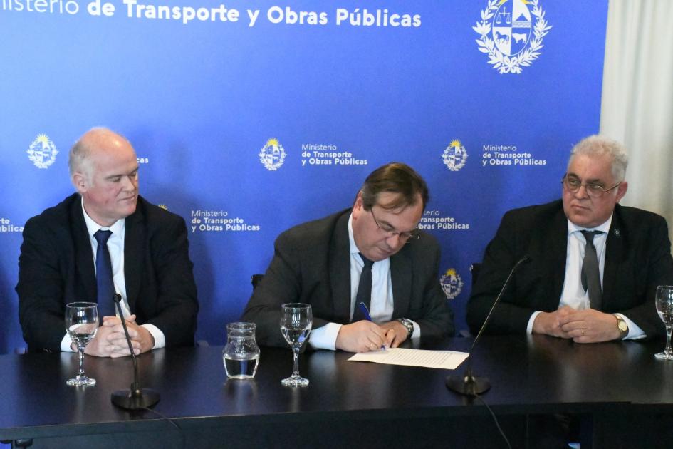 Clubes de baby fútbol podrán realizar reparaciones Ministro Falero firma convenio