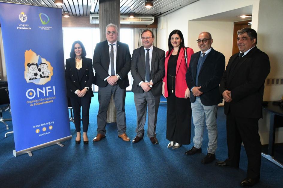 Clubes de baby fútbol podrán realizar reparaciones Ministro Falero junto a autoridades de ONFI