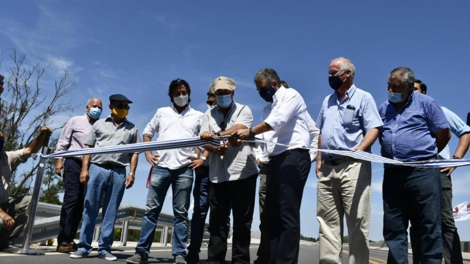 Corte de cinta en inauguración de obras de ensanche y refuerzo del puente Rubén Lena