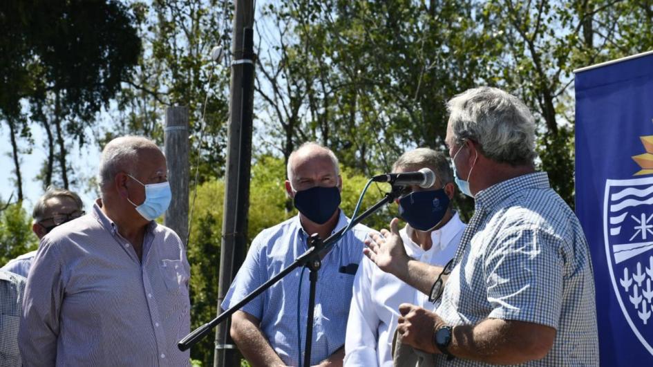 Ministro Heber y subsecretario Olaizola durante inauguración de obras en puente Maestro Rubén Lena