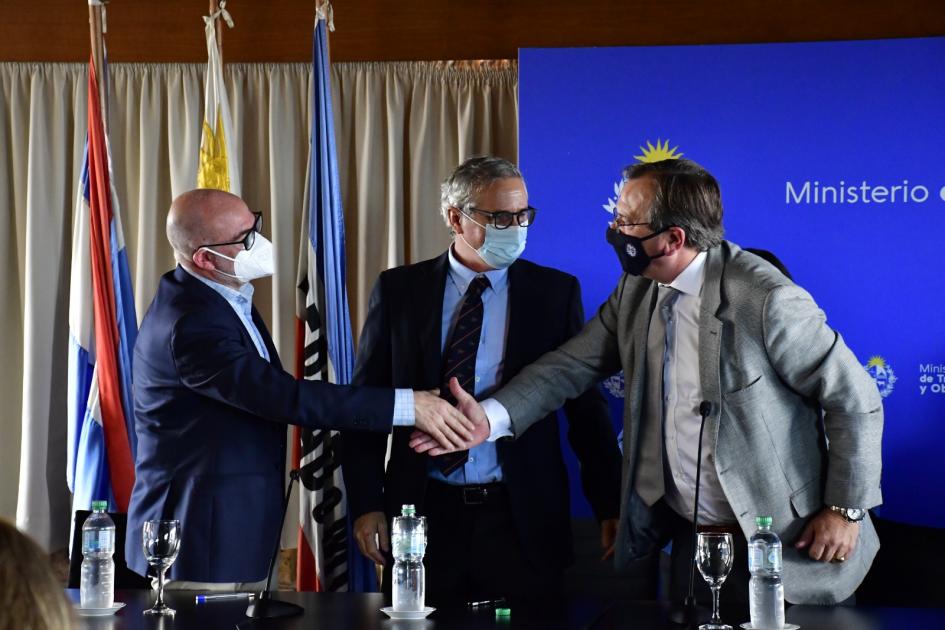 Se elevará el estándar de calidad de ruta 6 Ministro Falero saluda al representante del consorcio Cuchilla Grande S.A.