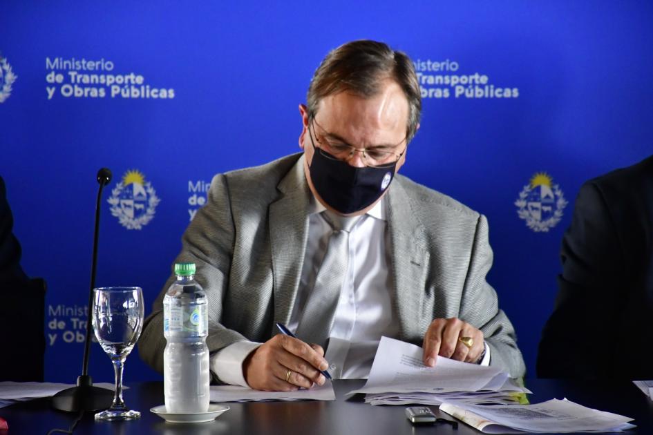 Se elevará el estándar de calidad de ruta 6 Ministro Falero firma el contrato