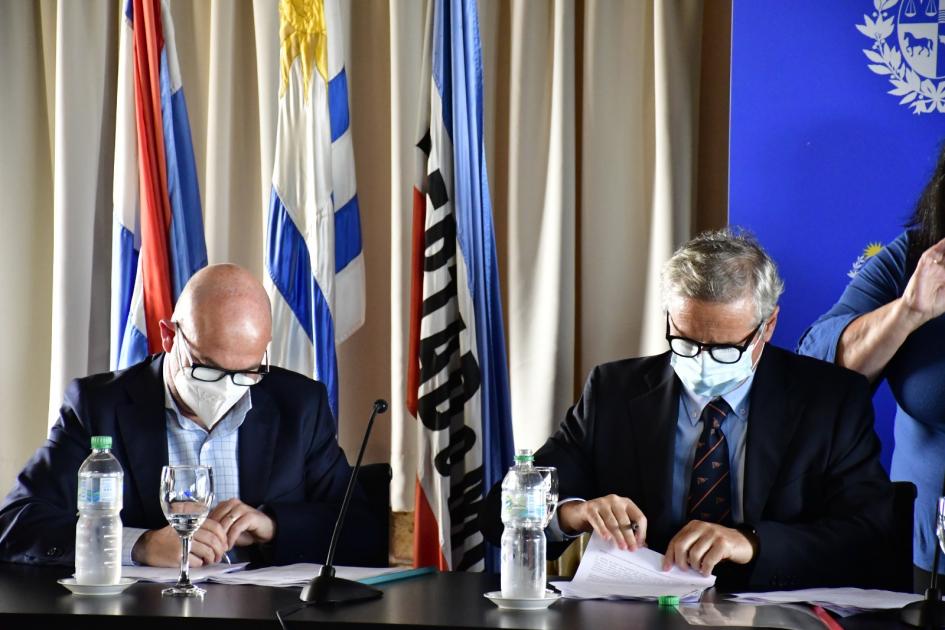 Representantes del consorcio Cuchilla Grande S.A. firman el contrato