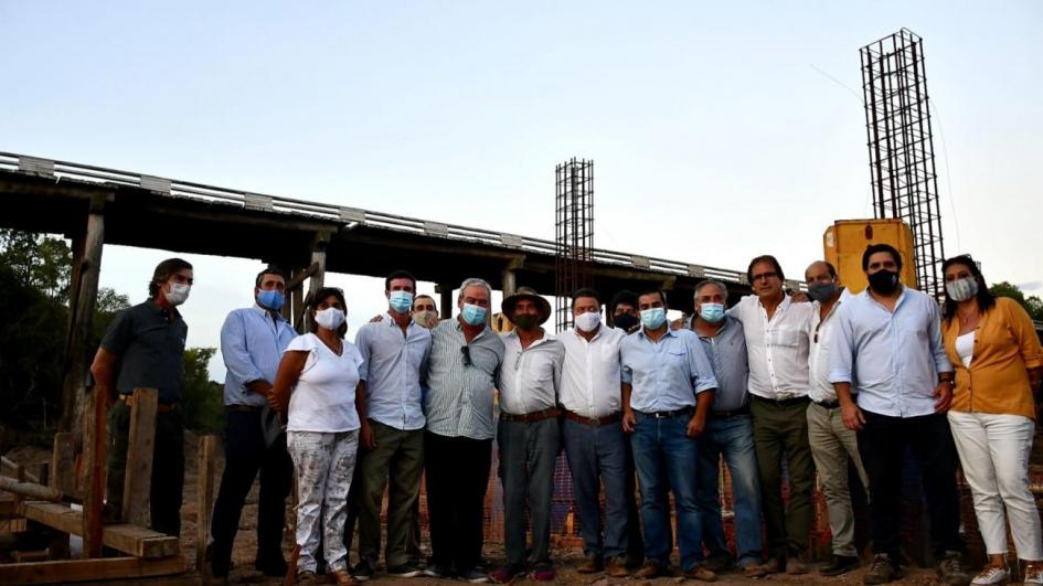 Ministro Heber, intendente Yurramendi y alcalde Lucas en construcción de puente en Paso del Billar