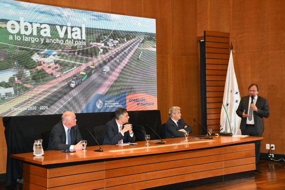 Ministro falero presenta plan de obras viales