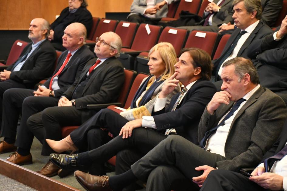 Presidente Lacalle Pou, Vicepresidenta Argimón y Secretario Álvaro Delgado observan la presentación