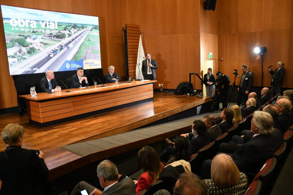 Vista general del público que asistió a la presentación del plan vial