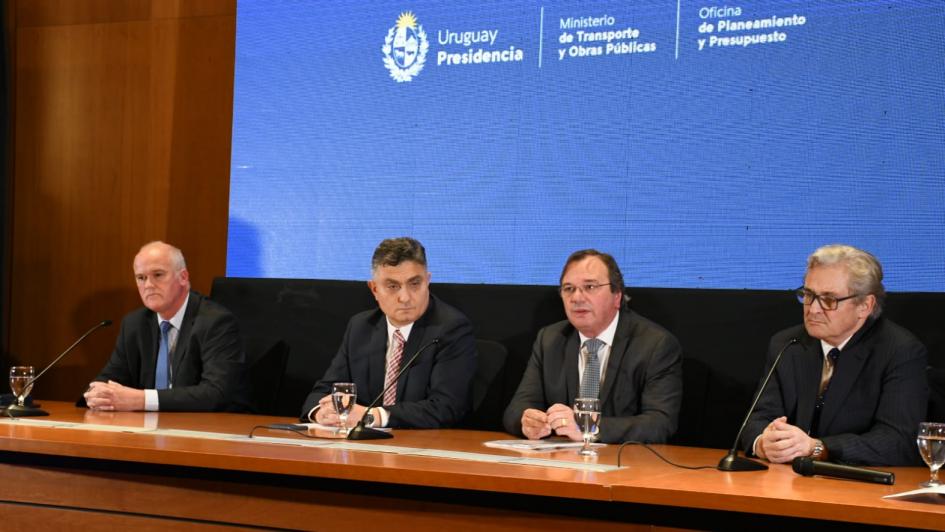El mayor plan de obras de los últimos tiempos Ministro Falero sentado en el escenario