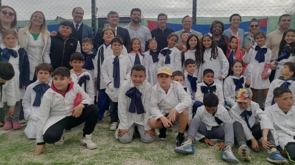 Niños de la escuela Nº43 de Melo en la cancha multipropósito del club Porvenir