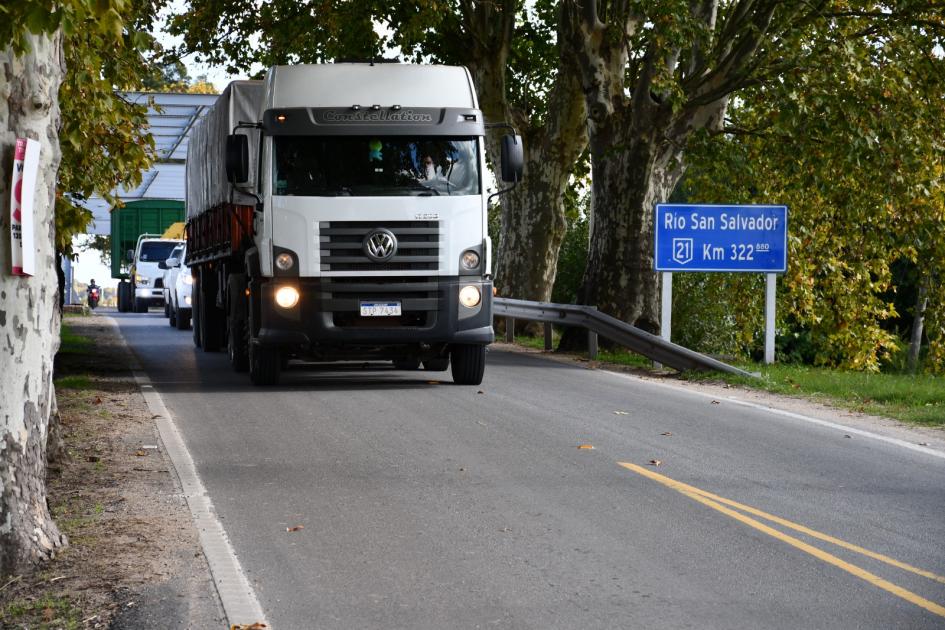 Camión circula por el puente sobre el río San Salvador 