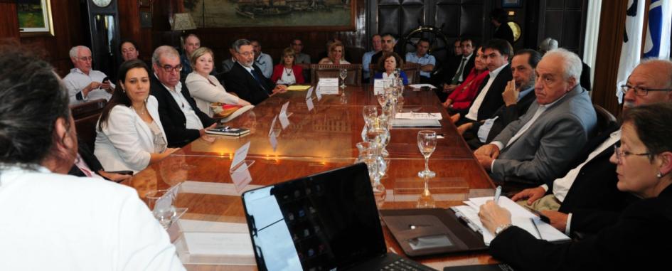 Reunión en el Puerto de Montevideo Autoridades del MTOP en reunión en el Puerto de Montevideo