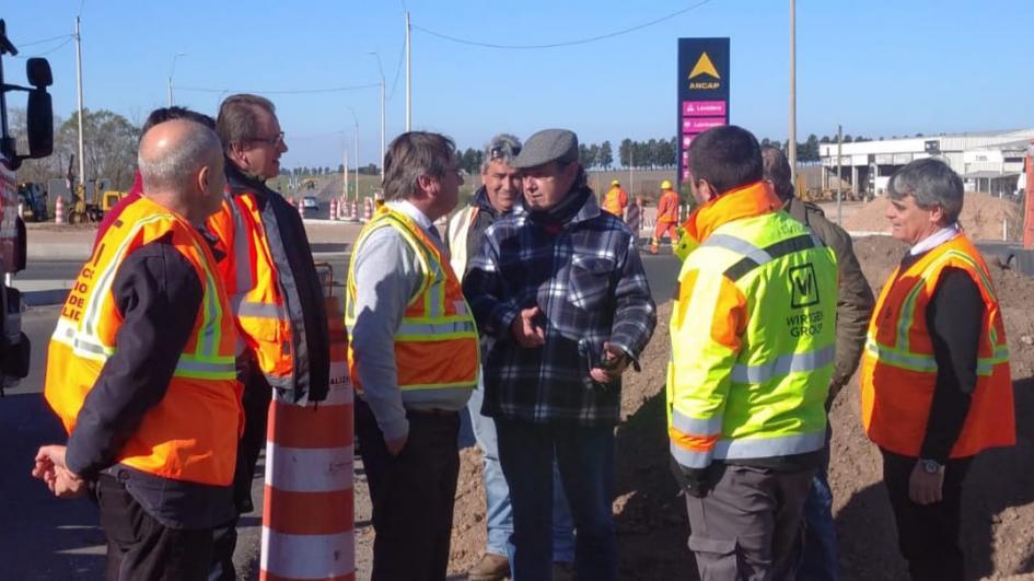 Ministro Falero dialoga con técnicos en obra de rotonda de rutas 2 y 24