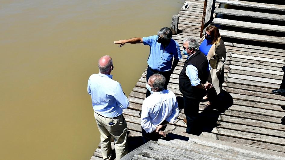 Autoridades evalúan estado del muelle de madera del puerto deportivo de Colonia