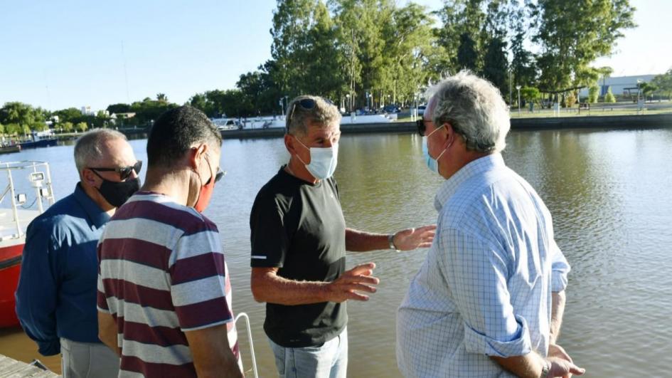 Vecinos de Nueva Palmira dialogan con el Ministro Heber en la dársena Higueritas Vecinos de Nueva Palmira dialogan con el Ministro Heber en la dársena Higueritas