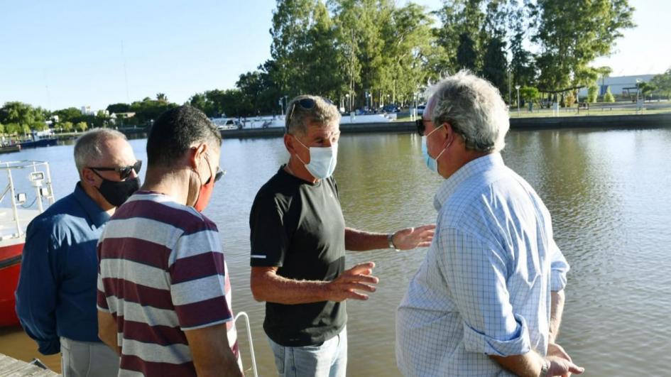 Vecinos de Nueva Palmira dialogan con el Ministro Heber en la dársena Higueritas