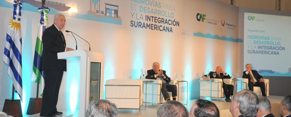 Encuentro "Hidrovías para el desarrollo y la integración suramericana" Ministro Rossi en el encuentro "Hidrovías para el desarrollo y la integración suramericana"