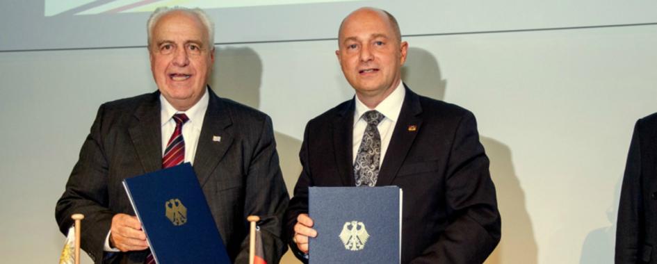 Firma de acuerdos Firma de acuerdos, Ministro Víctor Rossi y Secretario de Estado Ing. Rainer Bomba.