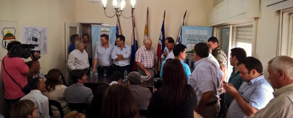 Ministro Rossi con vecinos de Vichadero, Rivera Ministro Rossi con vecinos de Vichadero, Rivera