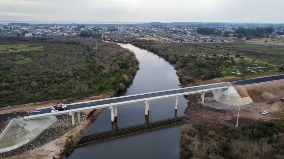 Bypass de Carmelo y nuevo puente están próximos a finalizar Nuevo puente de Carmelo visto desde arriba