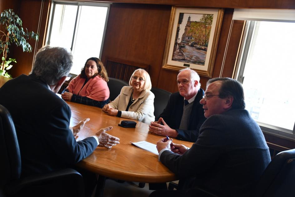 Estudiantes de UTU realizarán pasantías en el Ministerio Autoridades del Ministerio y UTU reunidos en una mesa