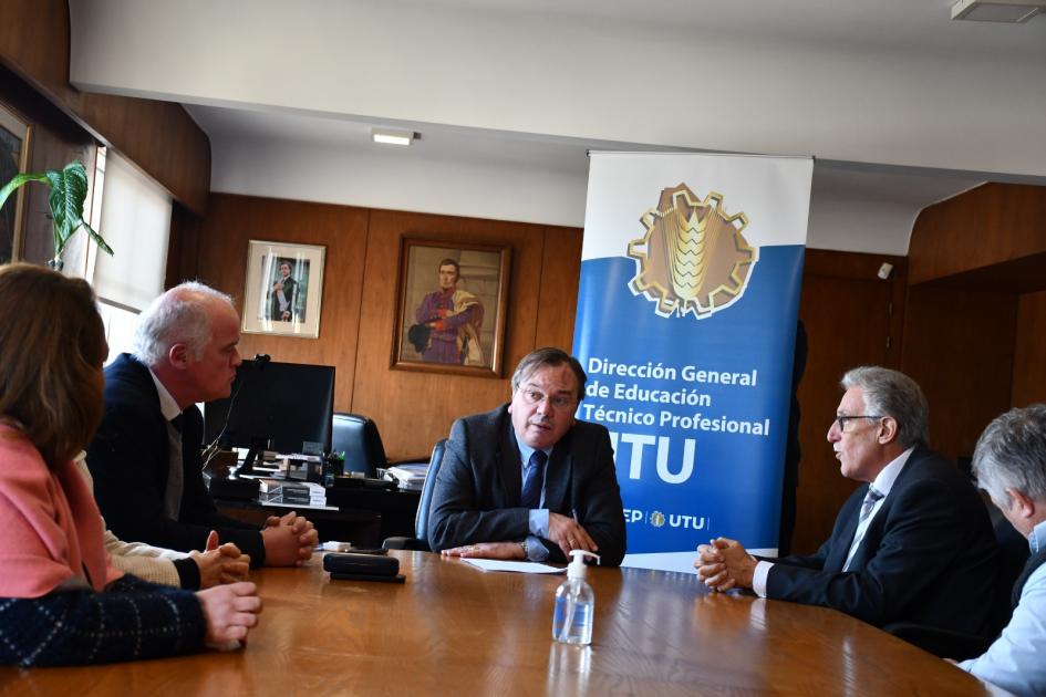 Estudiantes de UTU realizarán pasantías en el Ministerio Autoridades del Ministerio y UTU reunidos en una mesa