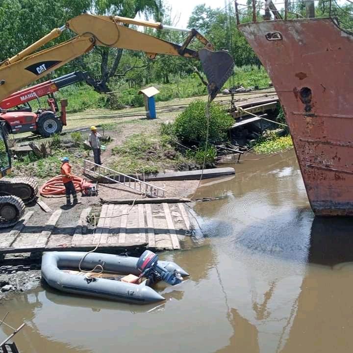 Barcos encallados en Arroyo las Vacas