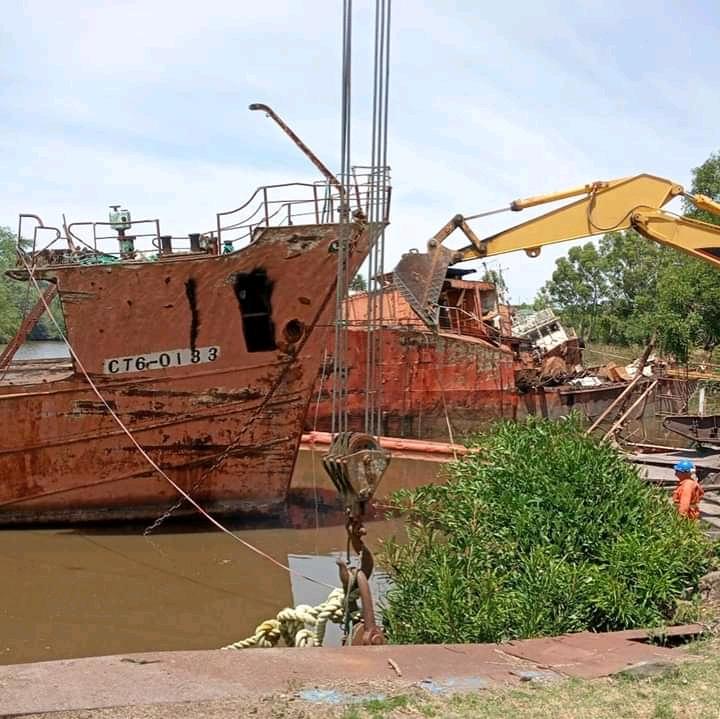 Barcos encallados en Arroyo las Vacas