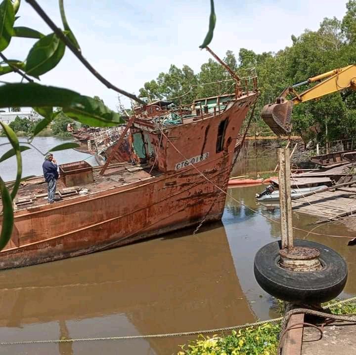 Barcos encallados en Arroyo las Vacas