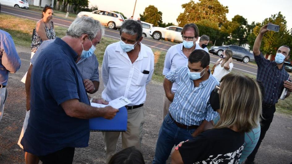 Ministro de Transporte dialogando con vecinos