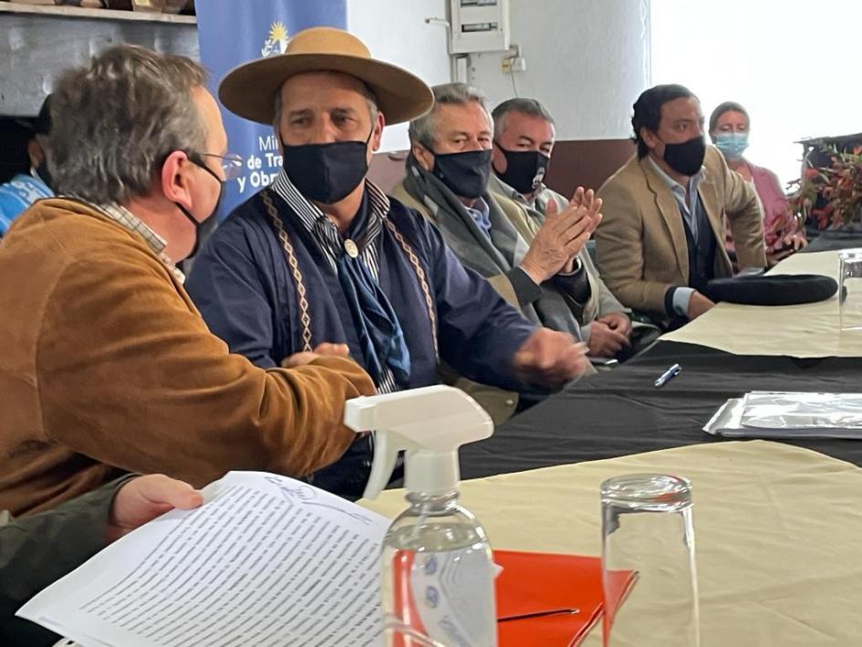 Falero junto al Presidente de la Sociedad Los Coronillas, en firma de convenio social Falero junto al Presidente de la Sociedad Los Coronillas, en firma de convenio social