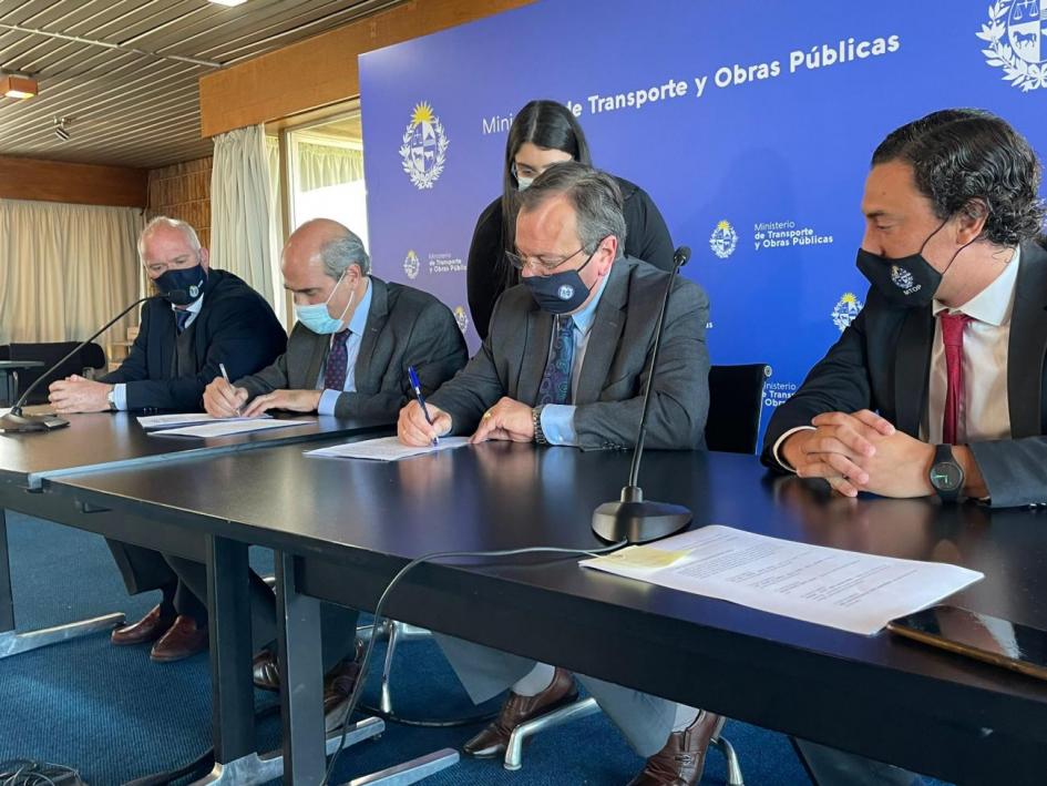 Ministro Falero firmando convenio con INAU Ministro Falero firmando convenio con INAU