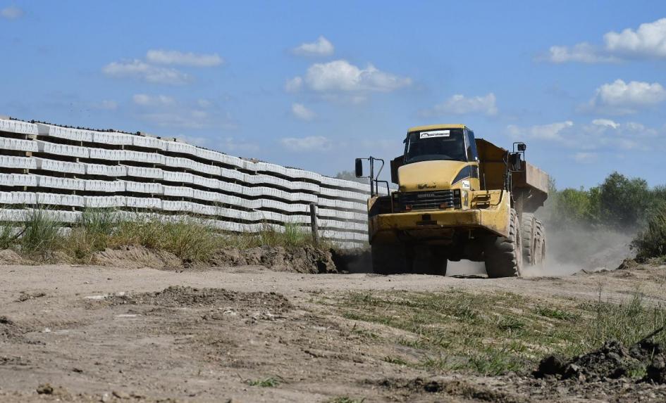 Camión carga tierra en la obra del centro de operaciones