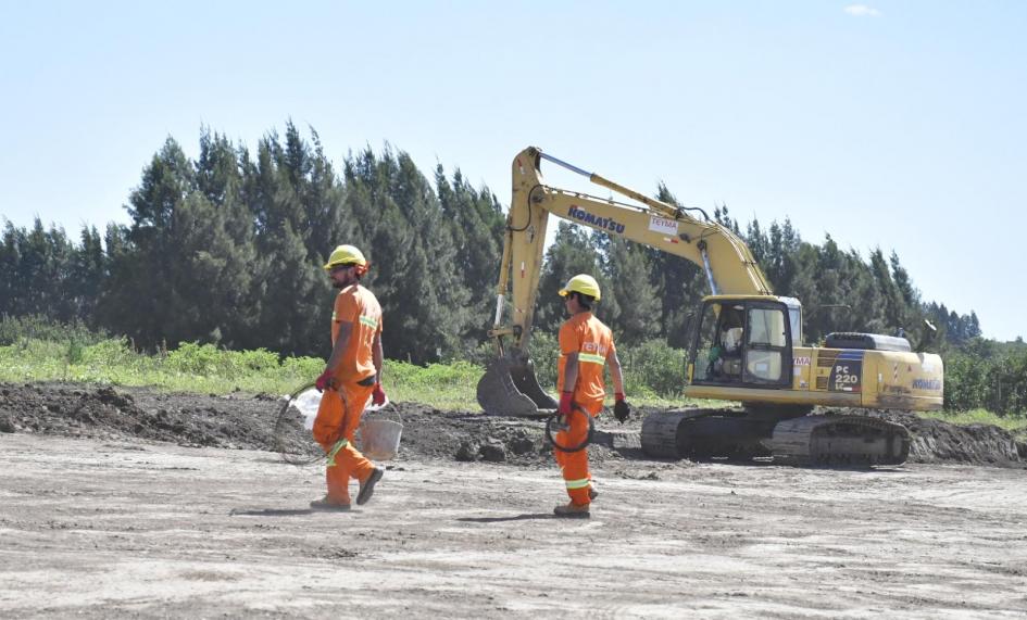 Obreros trabajan en la construcción del centro de operaciones