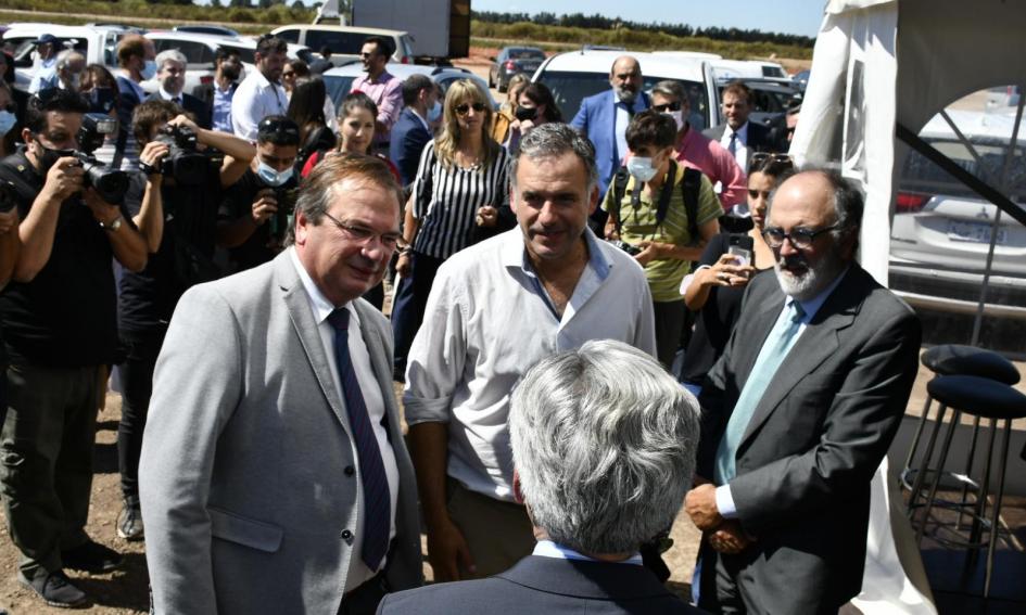 Ministro Falero, Intendente Orsi y representante de Portren conversan durante el inicio de obras