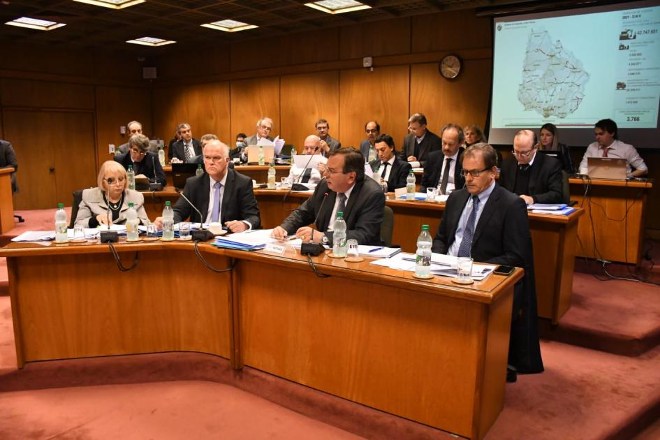 Ministro Falero y su equipo en el Parlamento Ministro Falero y su equipo en el Parlamento