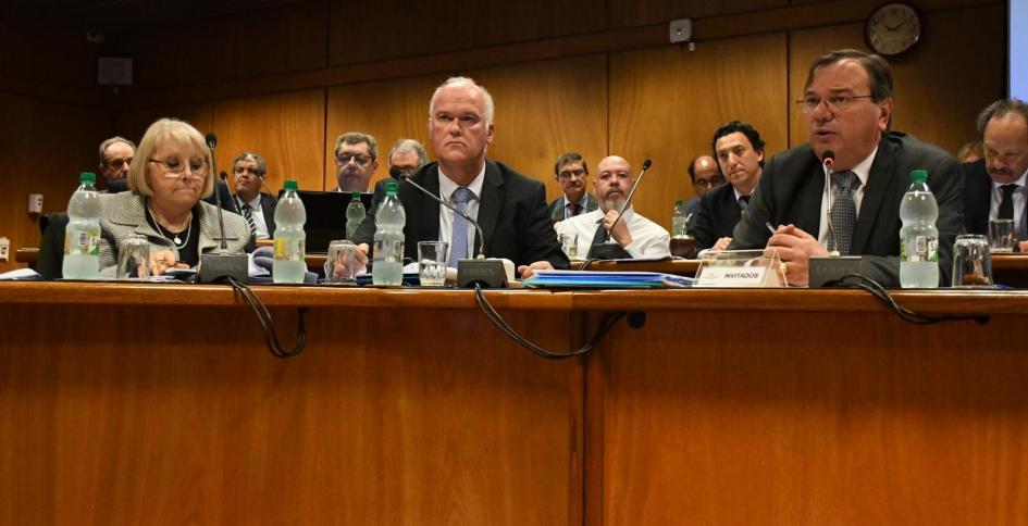 Ministro Falero y su equipo en el Parlamento Ministro Falero y su equipo en el Parlamento