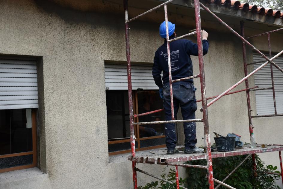Recorrida de autoridades MTOP y Mides en Tiburcio Cachón Fachada del centro Tiburcio Cachón