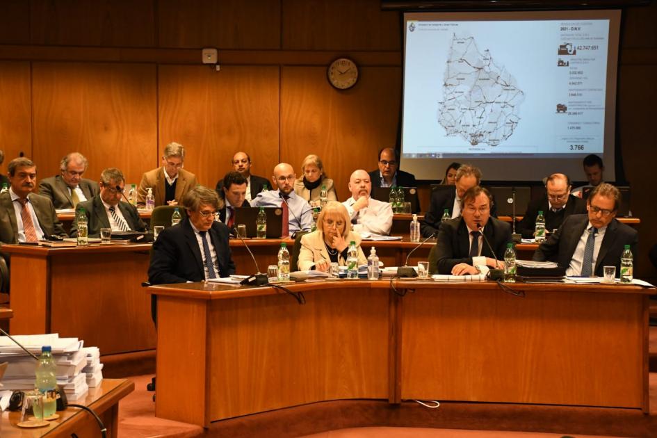 Autoridades del MTOP rindiendo cuentas en el Parlamento Autoridades del MTOP rindiendo cuentas en el Parlamento