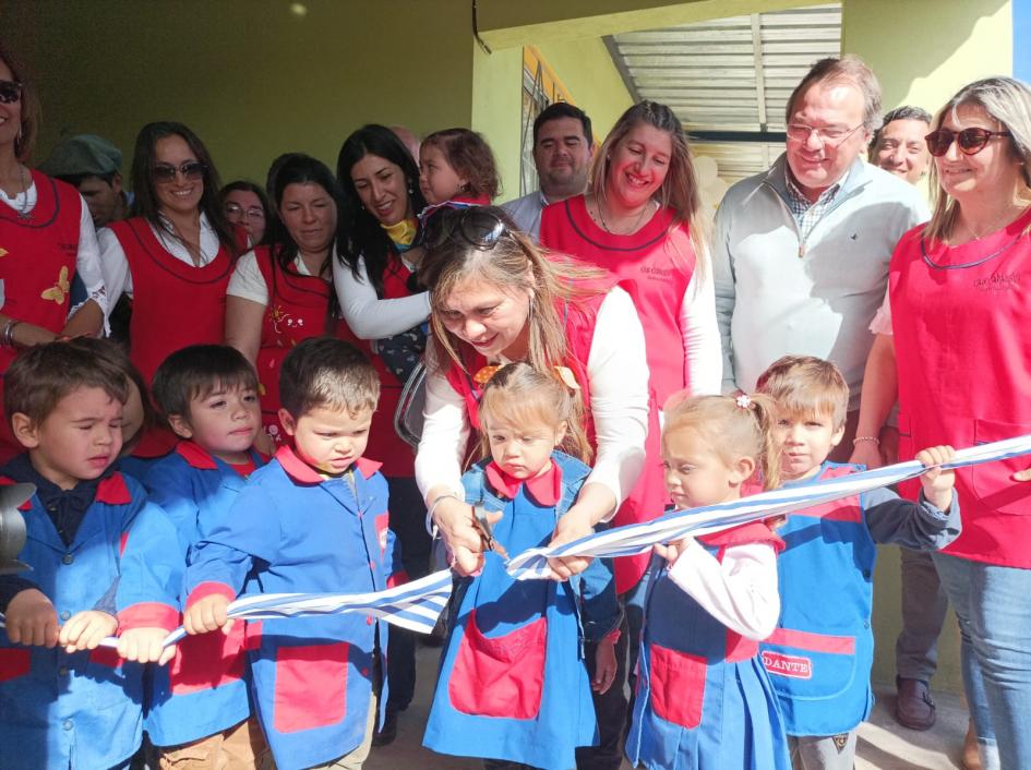 Alumnos y maestras cortando cinta que inaugura el CAIF